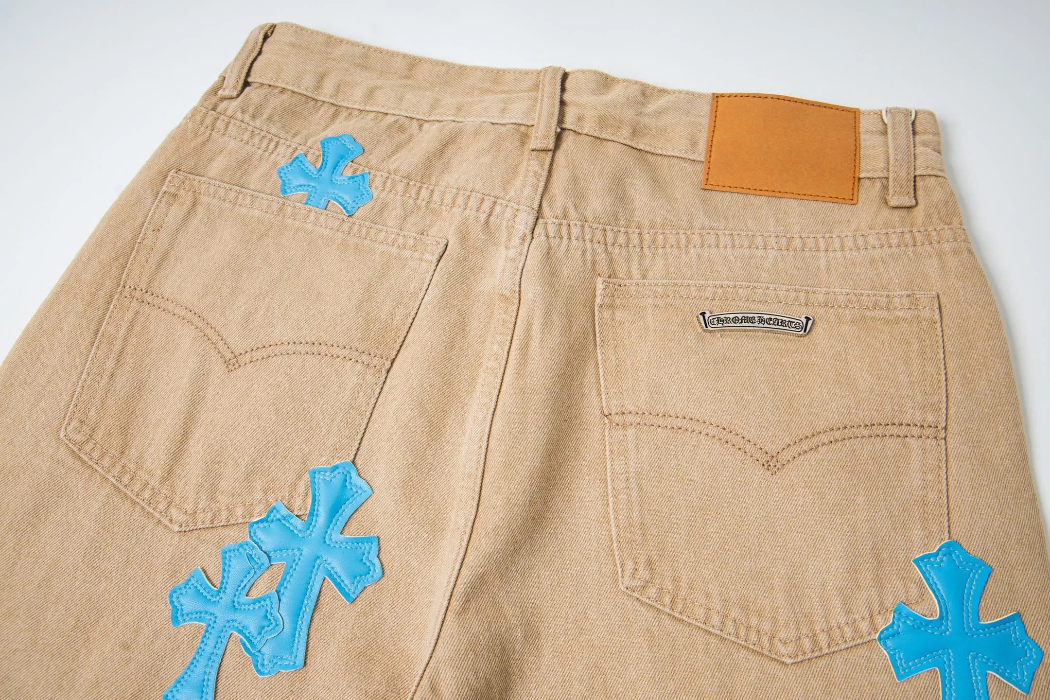 P240 Chrome Hearts 2025 New Light Blue Cross Leather Label Couple Washed Jeans This season’s hot item is sought after by countless celebrities and fashionistas. The neat details of the cutting process add color to the playful fashion! The neat and meticulous design, and the well-fitting structure is unique. The upper body not only has outstanding recognition, but also looks younger and younger. A style with the ultimate wearing meaning and performance, gorgeous color matching, and the craftsmanship of this style is also extremely extraordinary. After the finished product is washed, it is disassembled and hand-made with sheepskin cross leather and then spliced ​​together to complete. The whole piece has too many craftsmanship to describe. It is decorated with patchwork cross flowers and high-waisted washed jeans! ! Absolutely high-end luxury product, a god-level single product, a super popular product, made with top heavy industry, a magic weapon that cannot be missed. Style number: 1867# Size: 28 30 32 34 Color: khaki blue